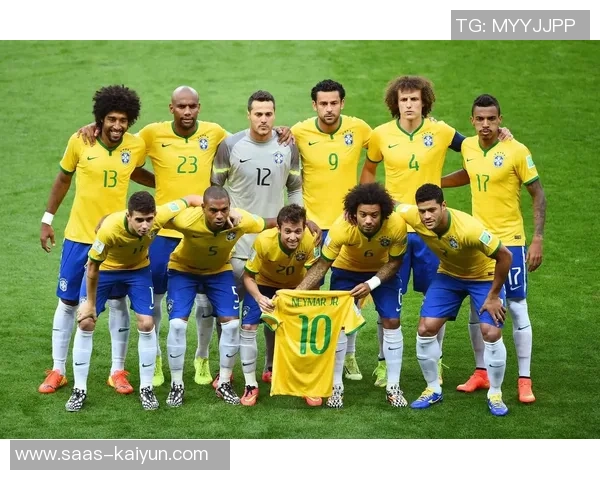 足球明星的奢华生活揭秘：从训练场到豪宅的精彩瞬间与背后故事